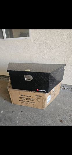 NEW TRAILER TOOL BOX TONGHE COLOR BLACK ALUMINIUM DIAMOND COMES WITH 2 KEYS DIMENSIONS SHOW IN THE PICTURES 39" FOR ANY QUESTION TEXT ME PLEASE HABLO 