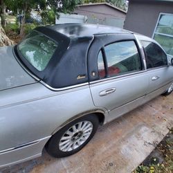 2004 Lincoln Town Car