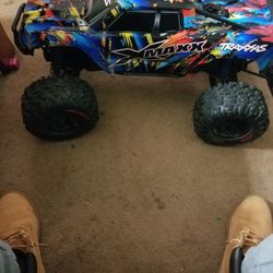 X Maxx Comes With 2 Bodies 2 4s Lipos 2 Chargers And A Light Kit