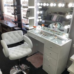Glam Deluxe Vanity