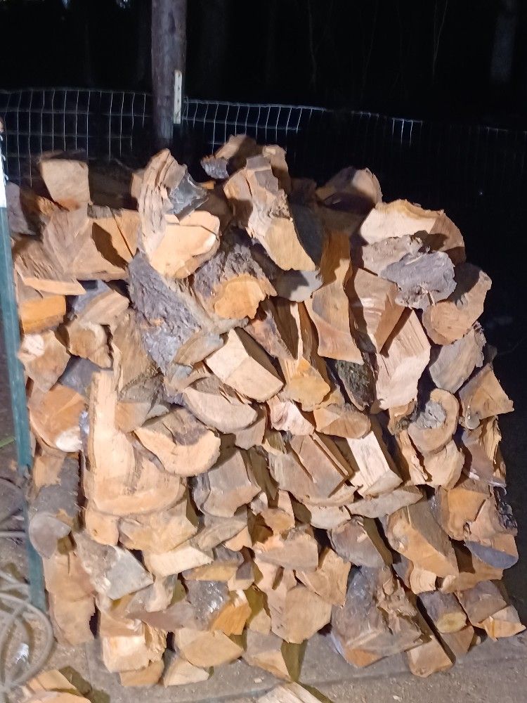 Dry  Cherry Wood For Cooking On BBQ 