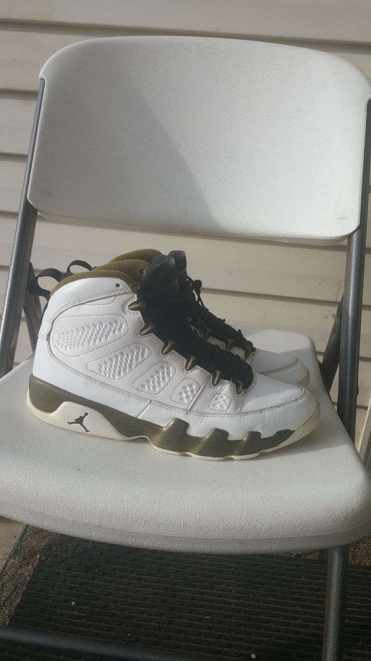 Statue 9s size 11