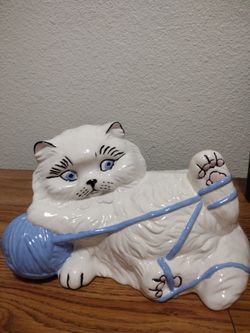 Vintage white Persian kitty cat statue ceramic cat. 1970s cat playing with yarn