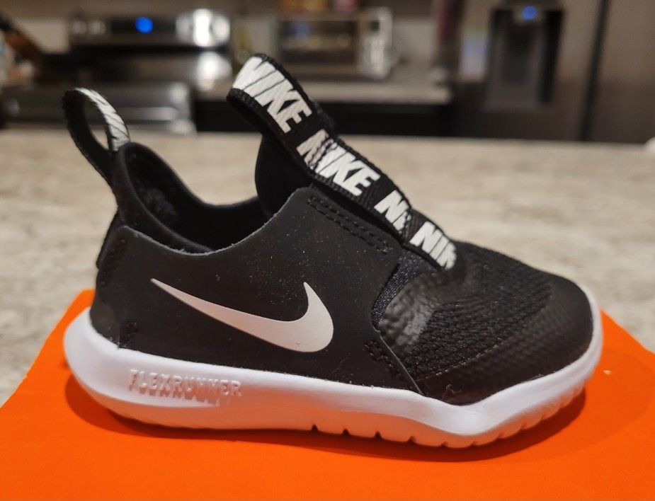 Brand NEW INFANT NIKE!!! SIZE 4