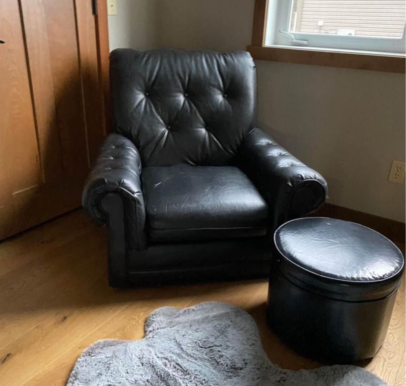 Chair With Ottoman