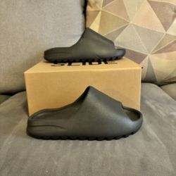 Yeezy slides Size 10