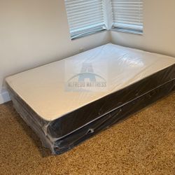 Queen mattress regular set with box spring ( 2pc brand new) 