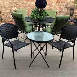 Bistró two chairs and a table $119 brand new