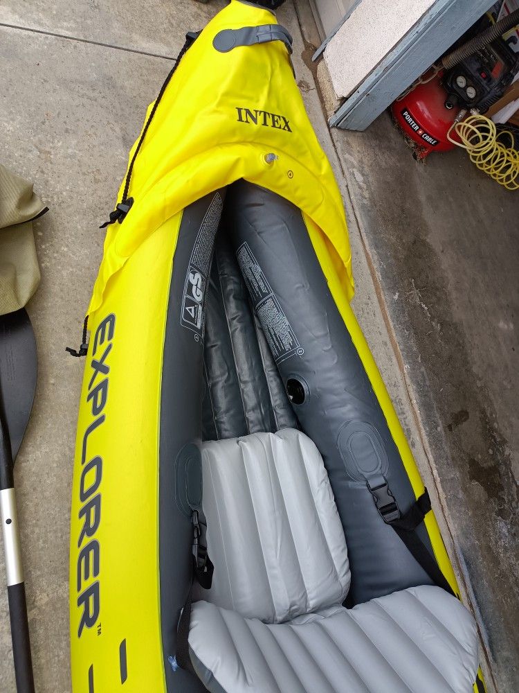 Intex Explorer K2 Kayak 2 Person Inflatable vessel with Aluminum Oars

Condition is used a few times
A few light stains or marks from use

Manufacture