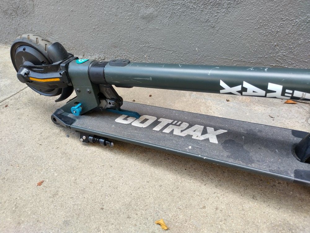 100% - Perfect E-SCOOTER, - Retail $229.00 - Selling $95