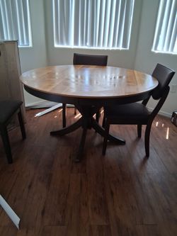 Table w 4 chairs
