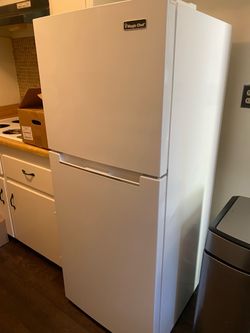 Magic Chef refrigerator in White