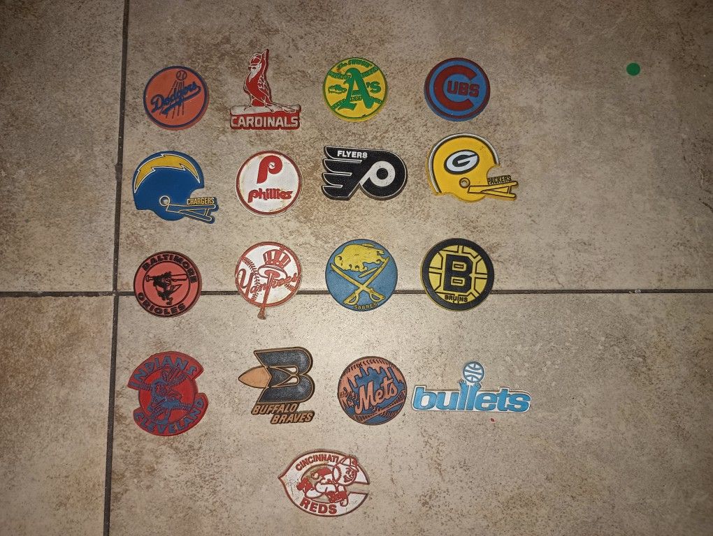 Set Of 17 Vintage Sports Team Magnets 