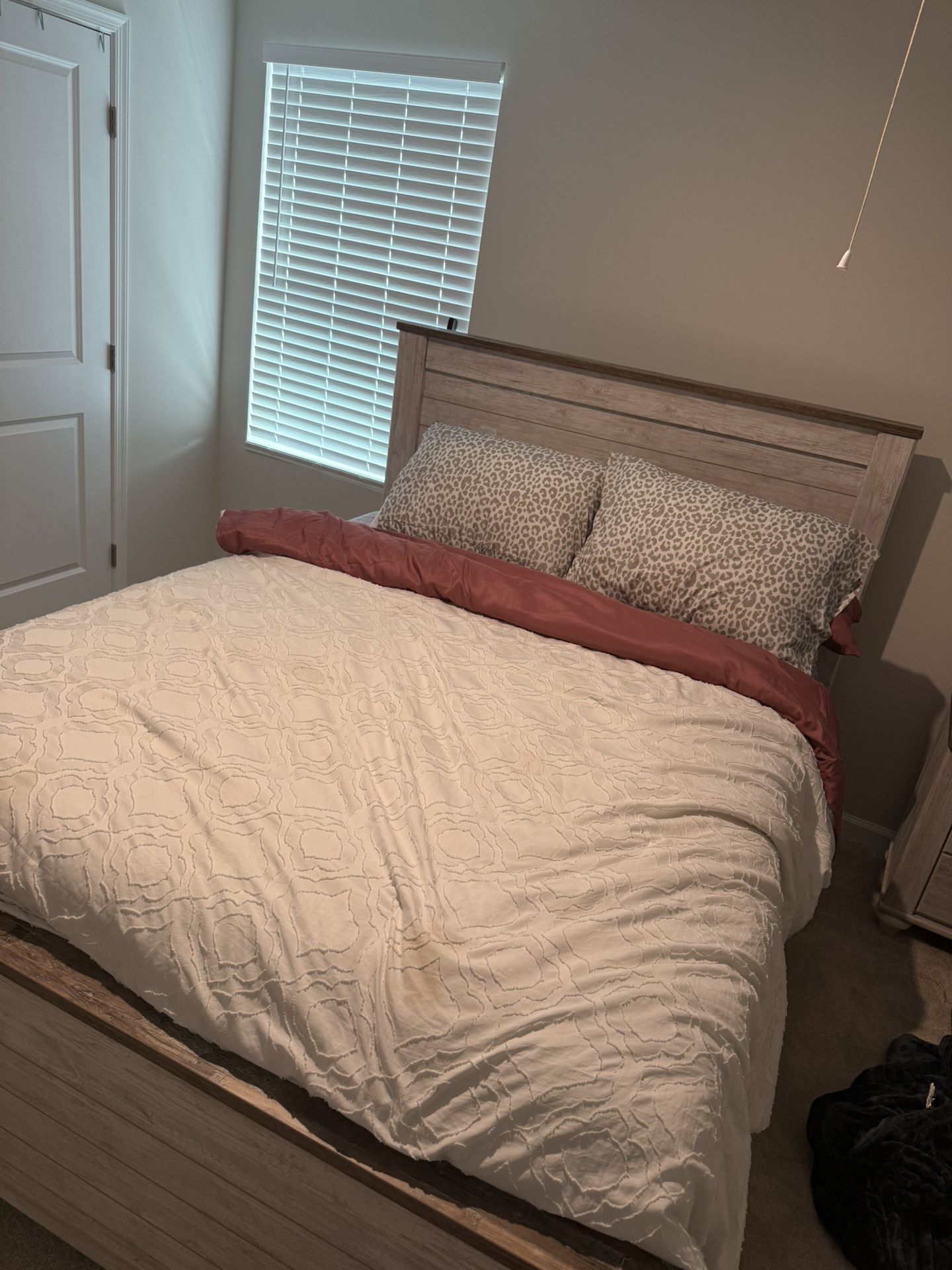 Queen Bed - Everything Included 