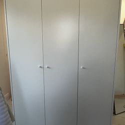 Wardrobe with 3 doors 