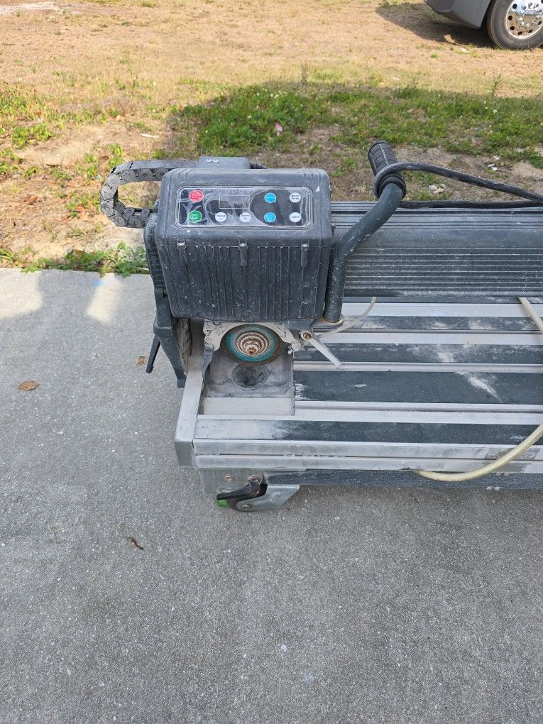 Automatic.  Cutting Machine.  Tile. 