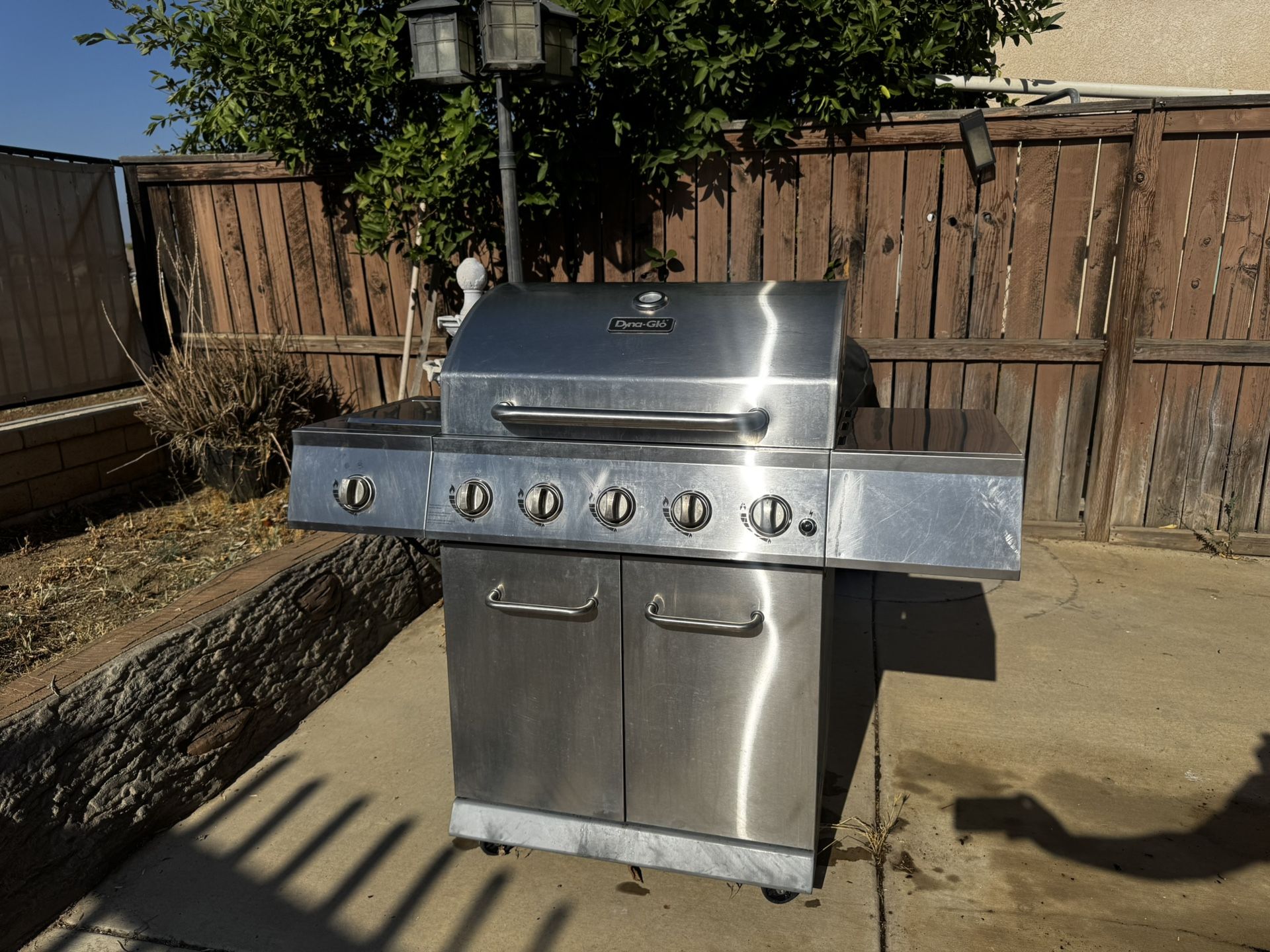 Dyna Glo 5 Burner Gas grill