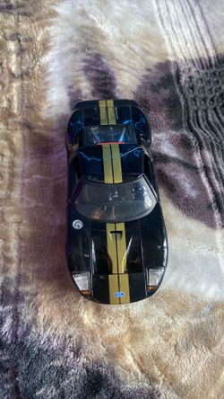 1:24 scale diecast model of a 2005 Ford GT