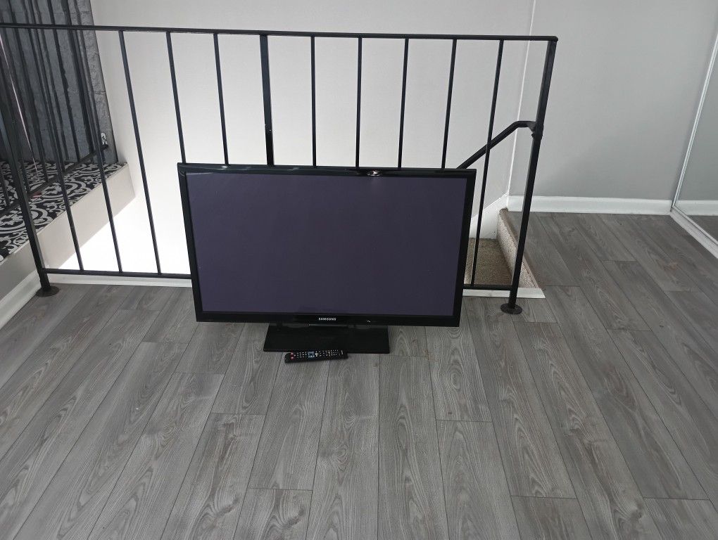 40 inch flat screen Samsung TV with remote