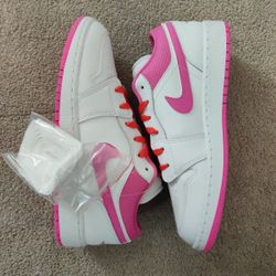 Air Jordan Retro 1 Low Size 7 youth/8.5wmns 