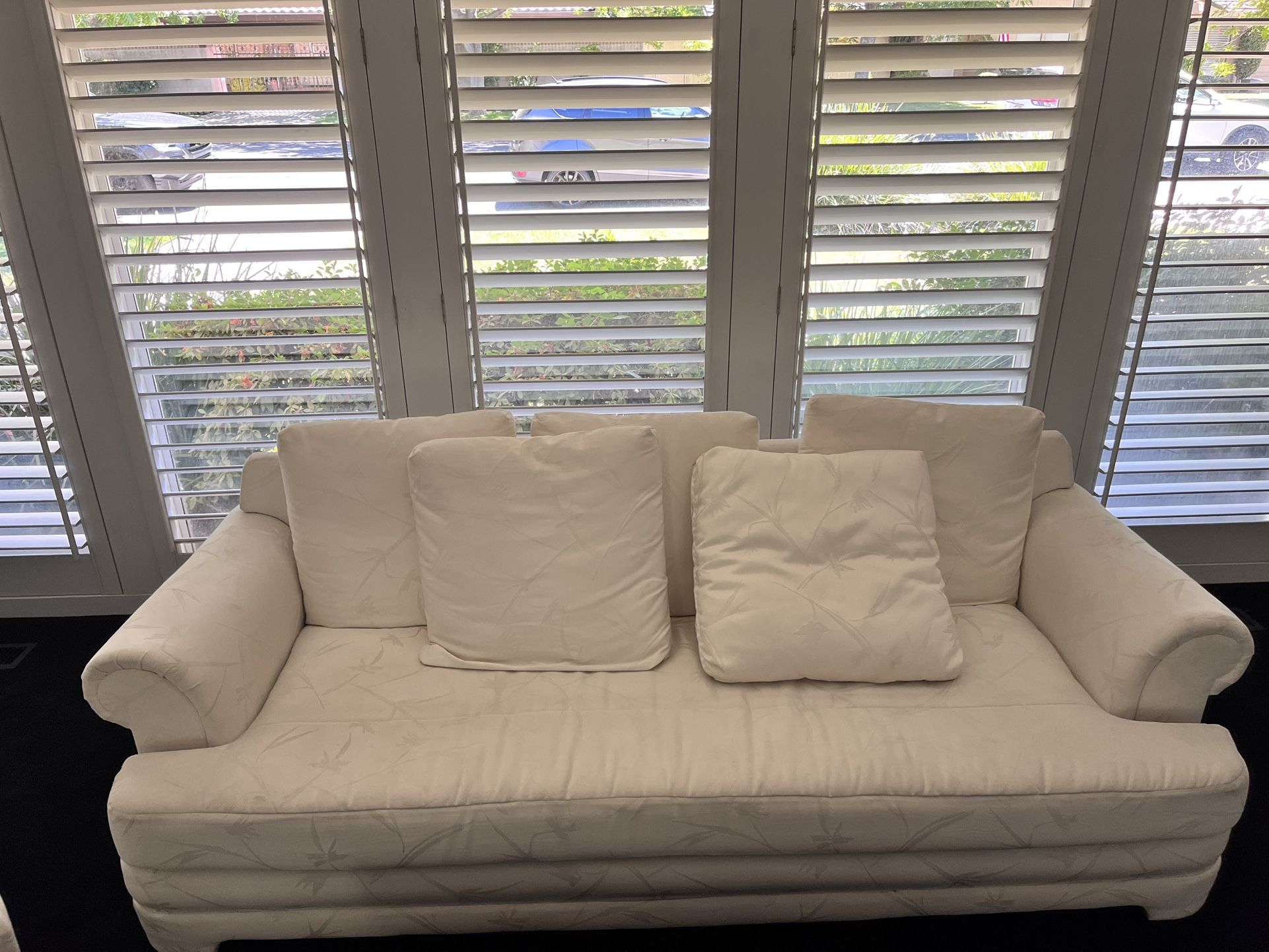 Elegant White Couch & Chair Set – Clean & Stylish!