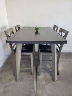 Table with 4 Chairs (Excellent Condition)