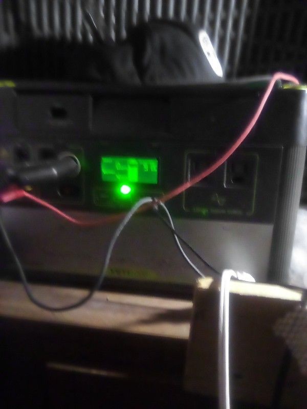 Yetti 1000 Inverter With Solar Panels Power Station