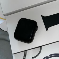 APPLE WATCH SE NEED GONE ASAP!!