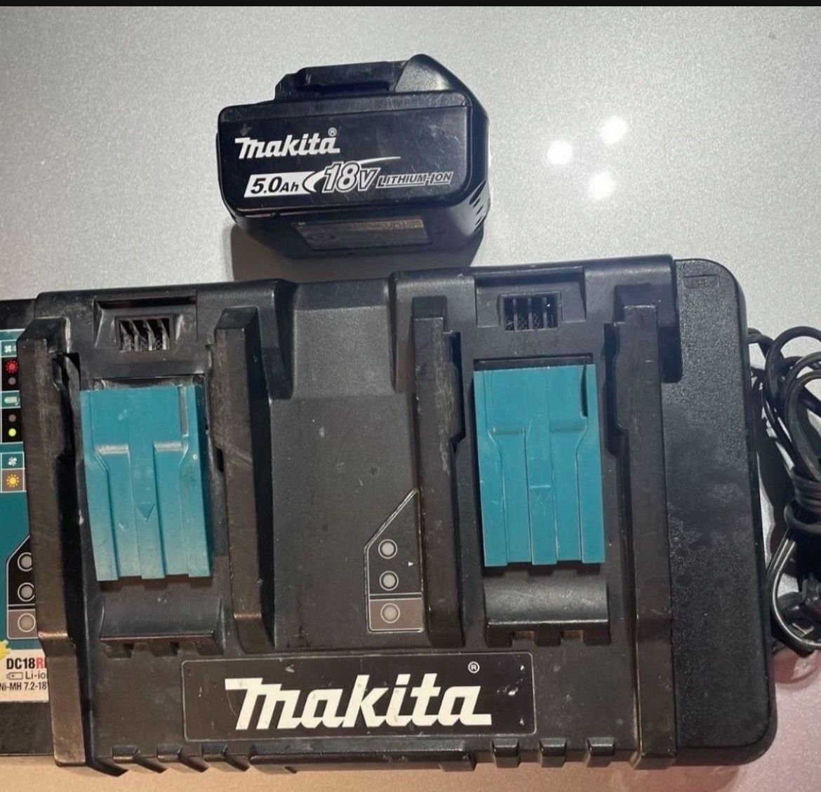 Makita DC18RD Double charger with 18v Battery