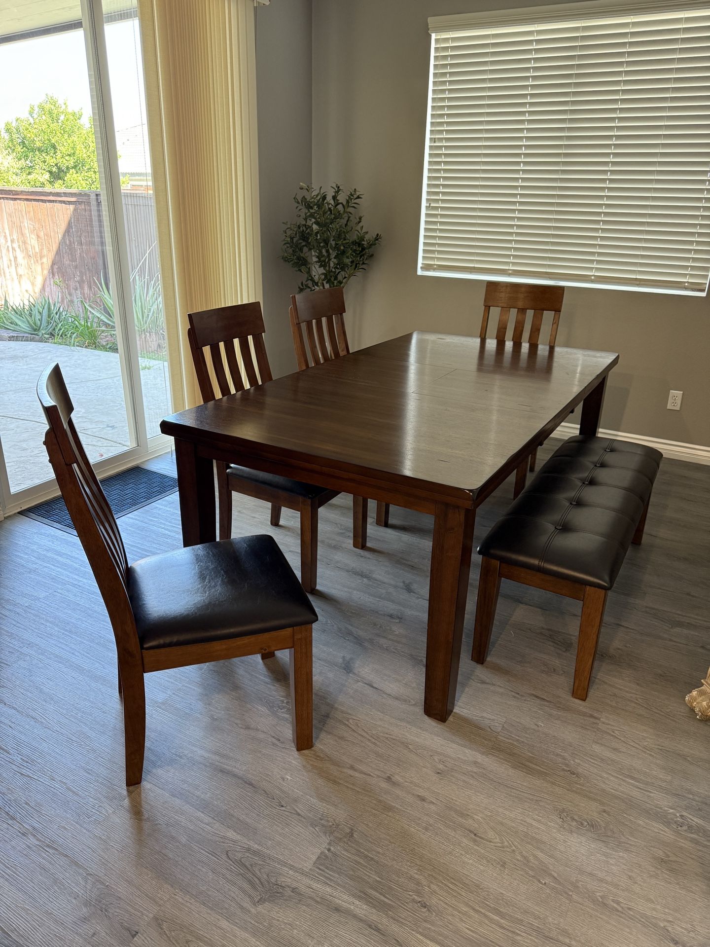 Dining table set