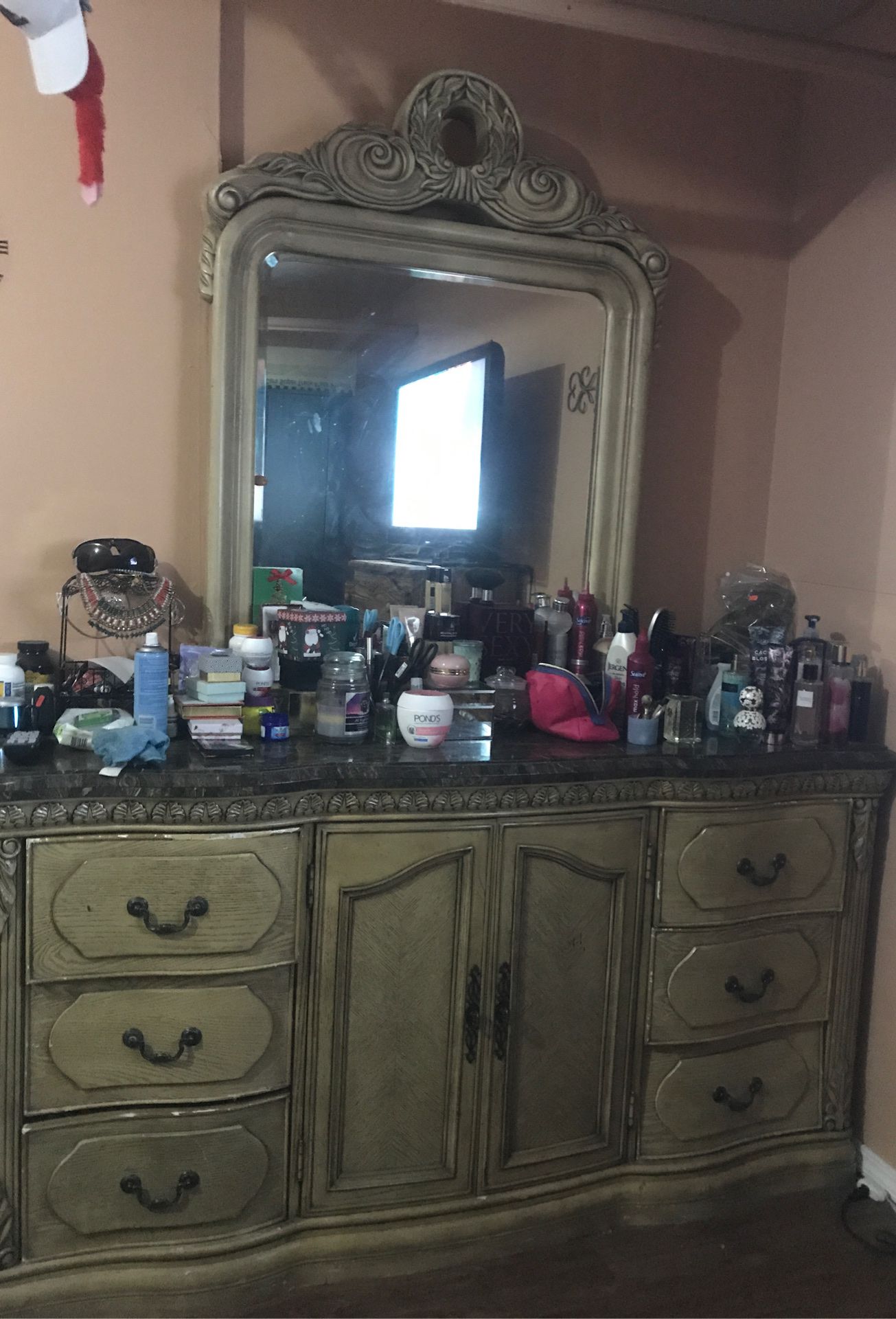 Free Dresser with mirror