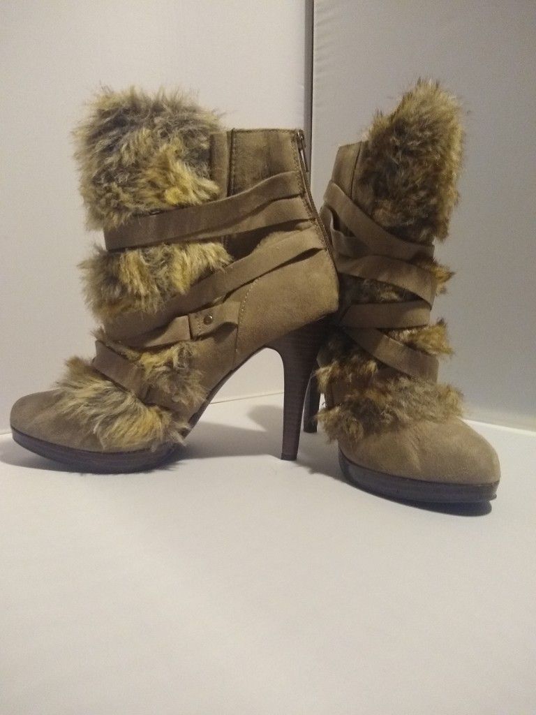Size 7 Adorable Fur Trim Boots 