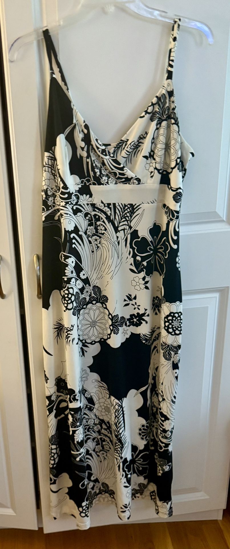Black and white floral dress with a touch of Y2K style #floraldress Size 14