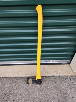 Nice Fiberglass Axe."CHECK OUT MY PAGE FOR MORE DEALS "