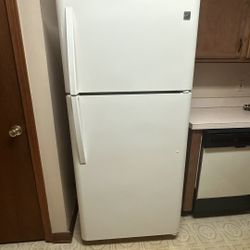White Kenmore Full Size Refrigerator 