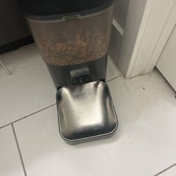 Brand New Cat Feeder