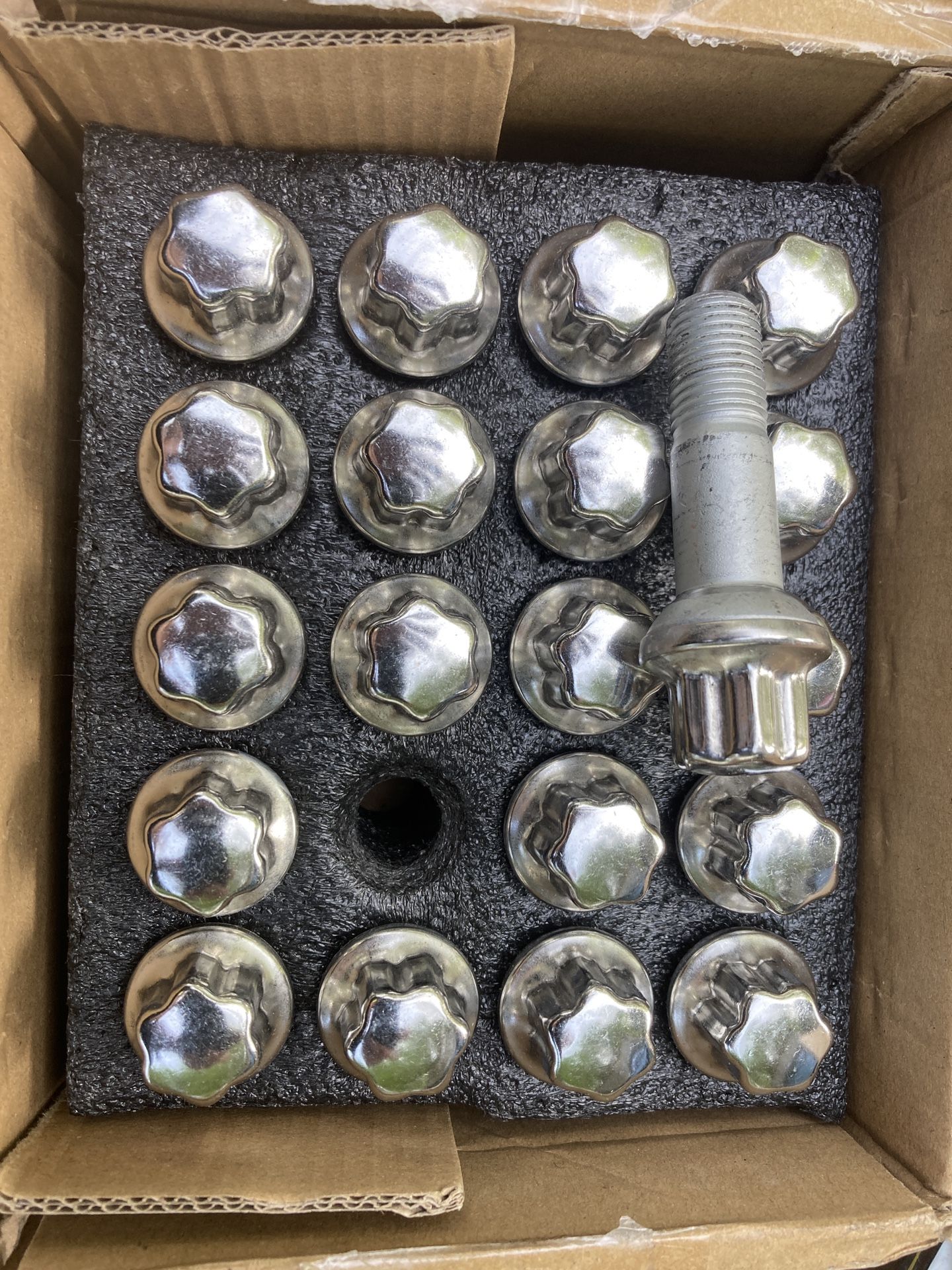 Wheel lug bolts