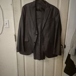 Trajes. Gris Claro Marca CALVIN KLEIN TALLA SACO 38R PANTAL9N34W×30. TRAJE GRIS AHUMADO MARCA KENNETH COLE 40R PANTAL9N32W×32.   