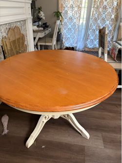 Wood round dinnig table