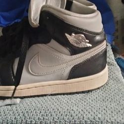 Women Jordan 1 Mid SE size 7