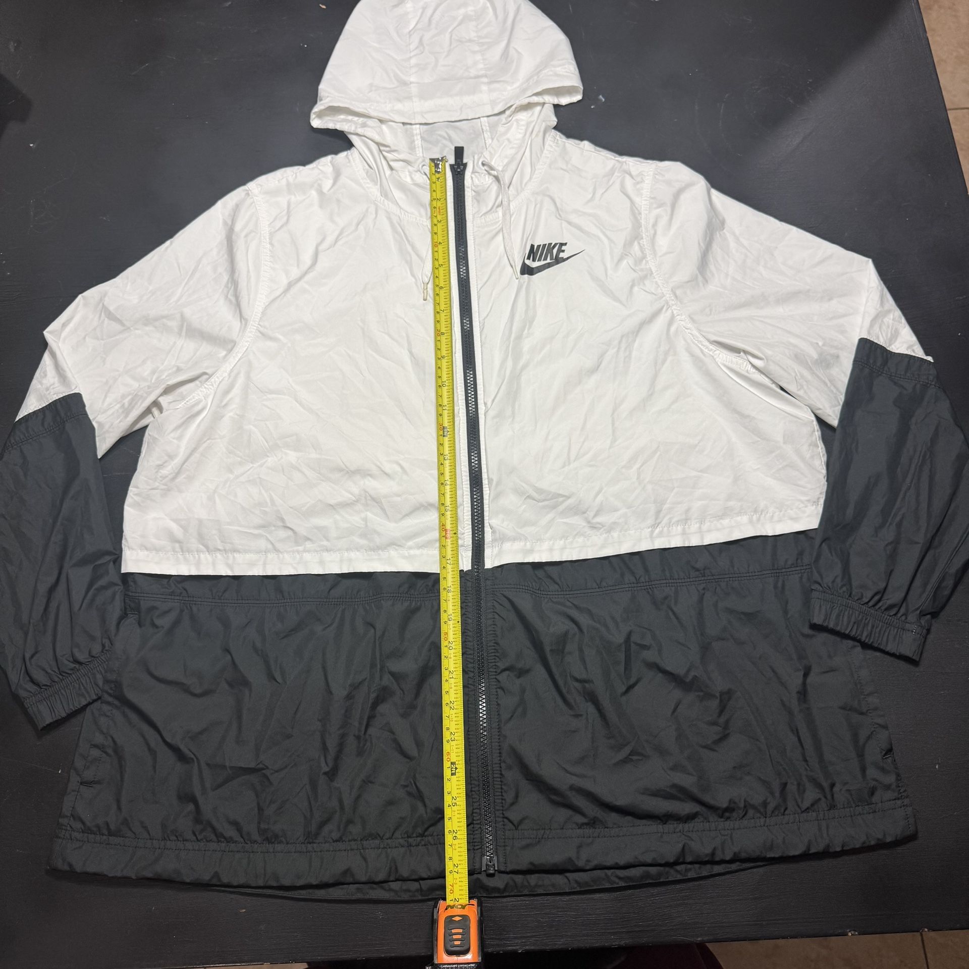 Nike Windbreaker Jacket Women’s Extra Large Black And White
