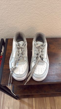White/grey Pumas size: 6