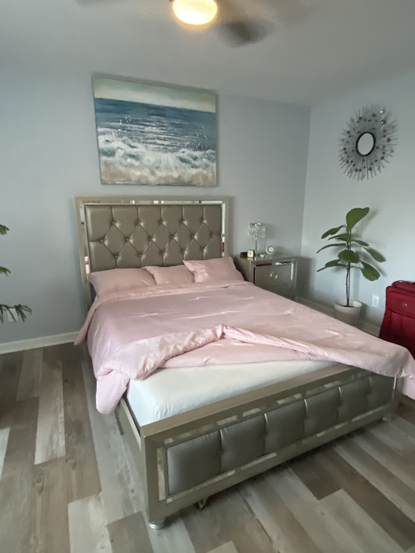 Queen Mirror Accent Bedroom Set