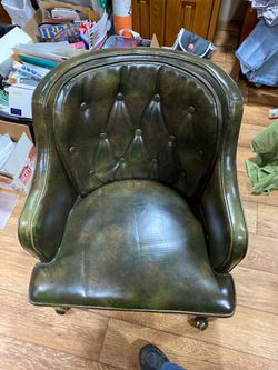 Green chair excellent condition with rollers