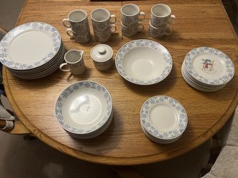 Oneida “Frosty” Dinnerware Set For 8ppl