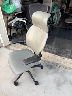 Humanscale freedom office chair with headrest