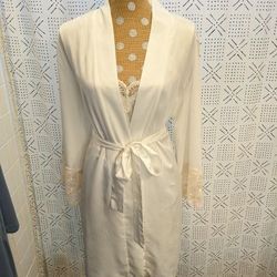 Flora Nikrooz Women's  Charmeuse Hearts Embroidered Kimono.L/XL
Fabric: Lightweight non-stretch charmeuse

Optional self-belt at waist, Scalloped lace