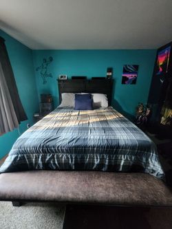 Queen Size Bedframe w/ Headboard and Footboard with Boxspring