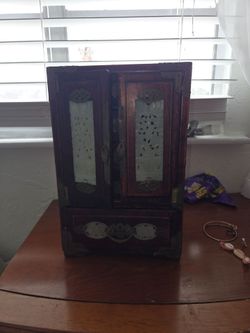 Chinese jewelry box wid jade