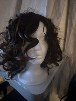 Short curly wig